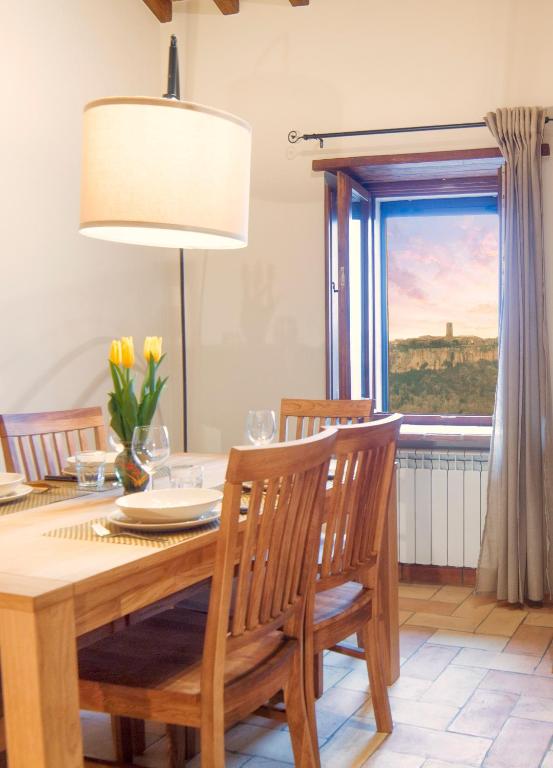 Vista panoramica verso Civita di Bagnoregio dalla casa vacanze La Finestra su Civita